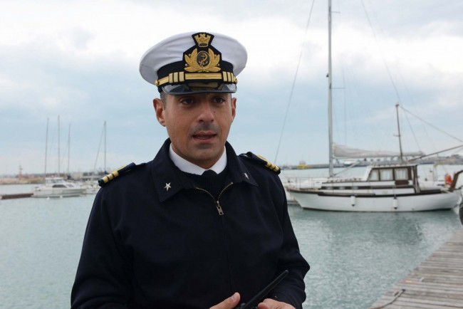 Il comandate Michele Grottoli in banchina a supervisionare le operazioni