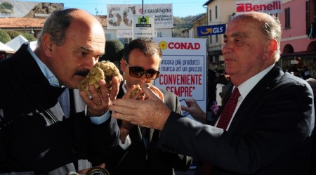 momento della premiazione con il sindaco Andrea Pierotti, Oscar Farinetti e Piergiorgio Cariaggi del Lanificio spa