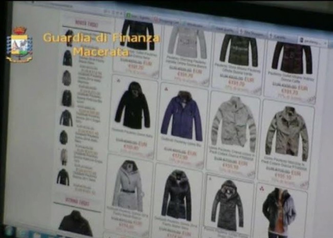 I capi di abbigliamento falsi venduti sul web