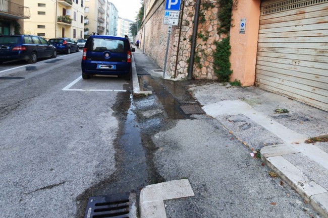 fogna rotta via manzoni macerata_Foto del brutto (2)
