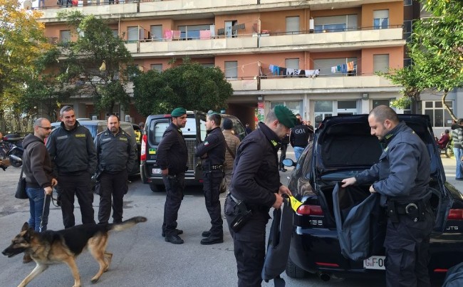 L'operazione dei militari del Goa all'Hotel House