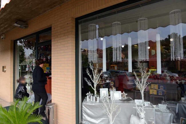 La tabaccheria-cartoleria Manù rapinata da un bandito armato di pistola