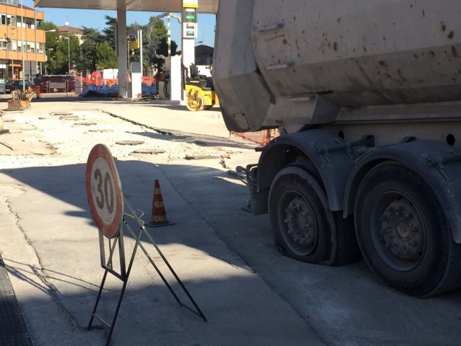 La gomma del tir esplosa vicino al McDonald's (foto Federico De Marco)