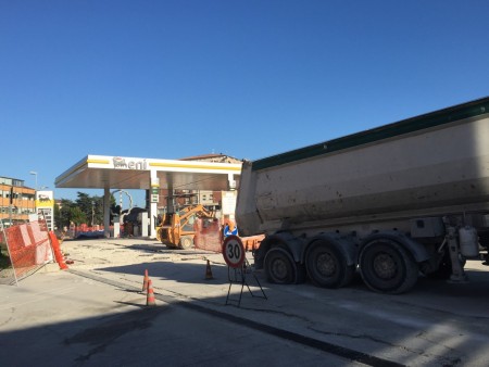 esplosione pneumatico camion di sassi - distributore - civitanova 2