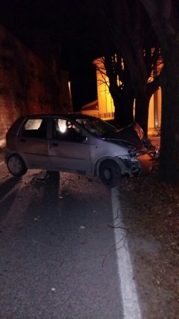 La Fiat Punto della ragazza filottranese schiantatasi contro un albero lungo il viale della Carità