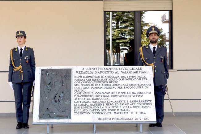 La targa intitolata a Livio Cicalè, medaglia d'argento al valor militare