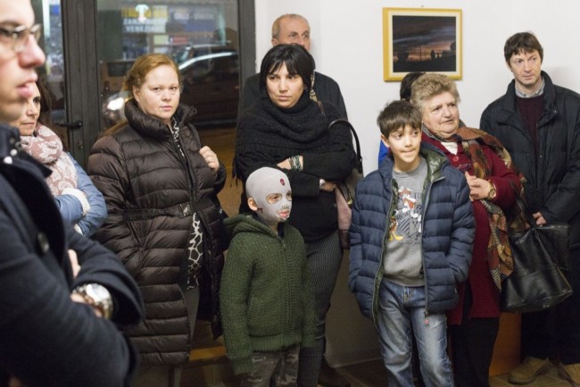 inaugurazione folk in progres scuola arti popolari simone bambino ustionato foto ap (2)