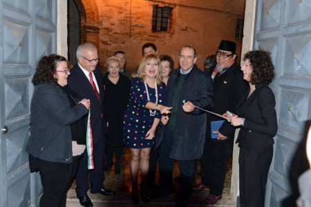 Il momento del taglio del nastro