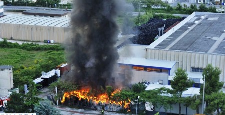 Una foto dell'incendio alla Smaltite del giugno 2012