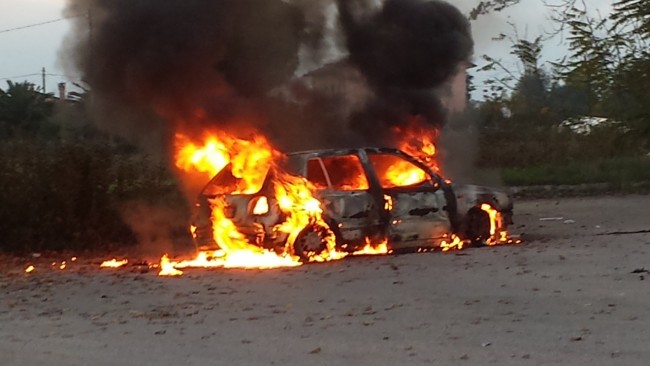 L'auto divota dalle fiamme