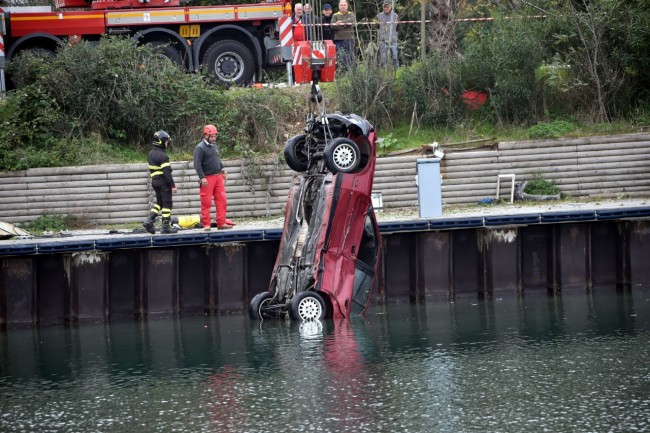 Il recupero della Bmw finita nel laghetto