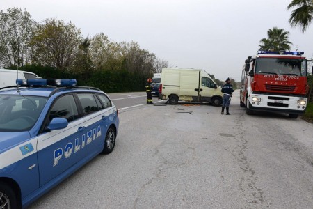 Il camioncino Daily che ha urtato l'auto