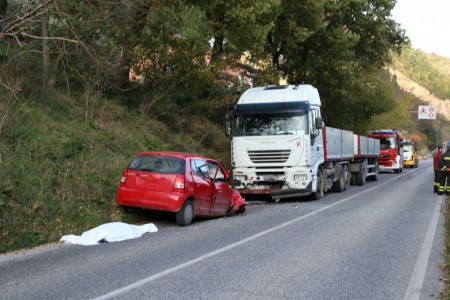 incidente frontale auto tir san severino_foto AP (3)