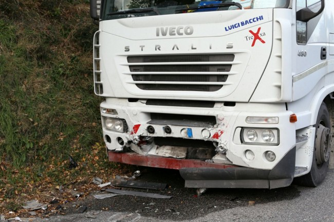 incidente frontale auto tir san severino_foto AP (4)