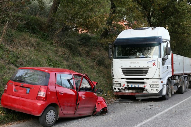 incidente frontale auto tir san severino_foto AP (5)