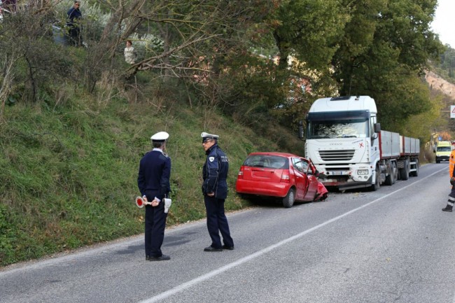 incidente frontale auto tir san severino_foto AP (7)