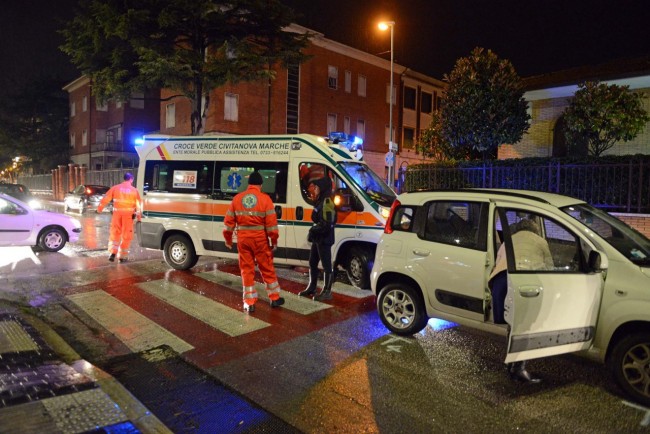 incidente - uomo investito via cecchetti - 118 polizia municipale - civitanova (3)