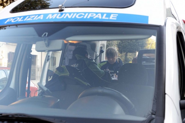 incidente via matteotti - scooter tampona auto - civitanova (3) vigili urbani - polizia municipale