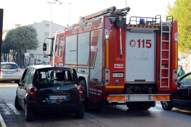 incidente via matteotti - scooter tampona auto - civitanova (5)