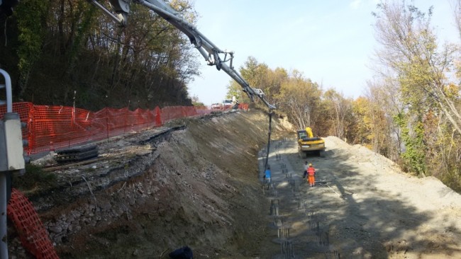 I lavori in corso per il ripristino del tratto della strada provinciale 56