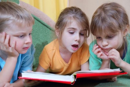 kids reading the same book