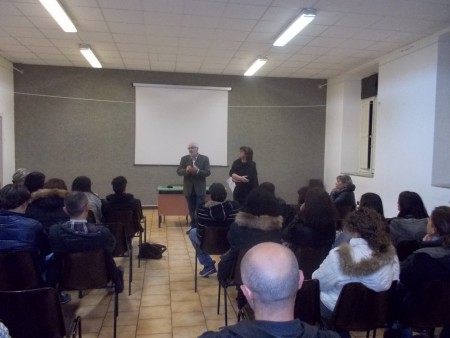 Gianni Marconato e la dirigente scolastica durante l'incontro alla primaria di Sarnano
