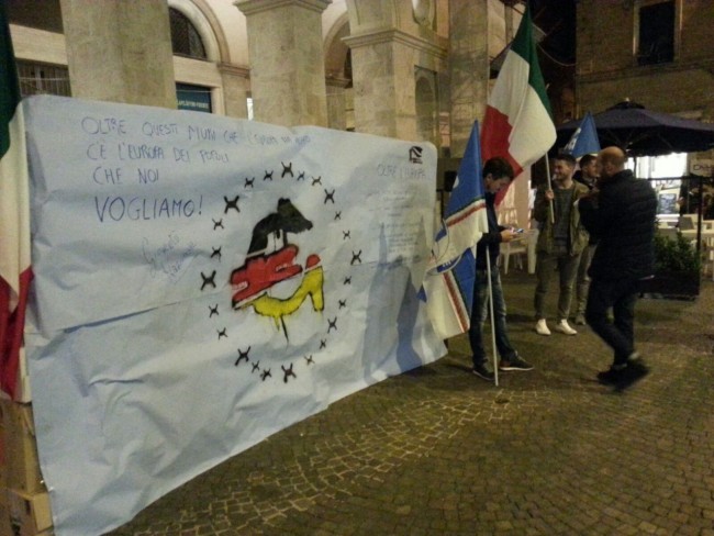 Il muro è stato abbattuto al termine della manifestazione