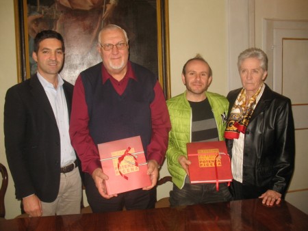 Il sindaco di Potenza Picena Francesco Acquaroli riceve in municipio il maestro Umberto Marotti e il recanatese Stefano Cecchi