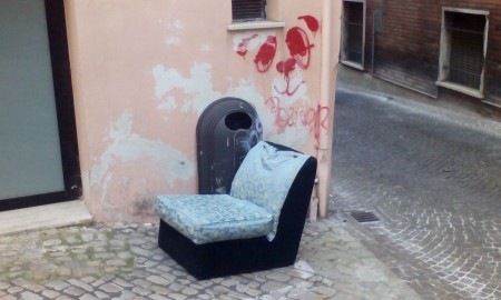 poltrona abbandonata vicolo scuole 2