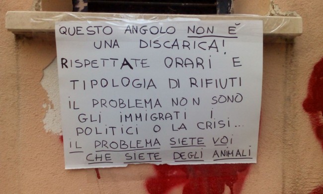 poltrona abbandonata vicolo scuole 3