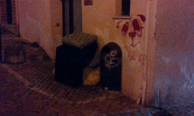 poltrona abbandonata vicolo scuole