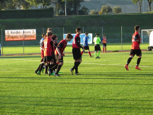 I ragazzi festeggiano dopo un gol