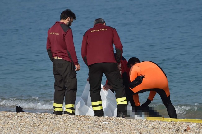 Il recupero del corpo in mare