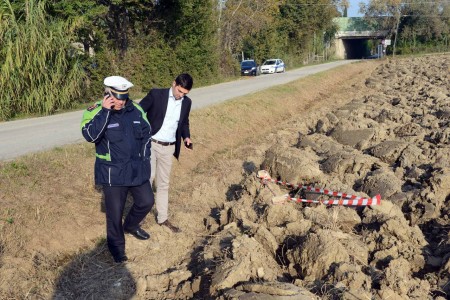 Il sindaco di Potenza Picena Francesco Acquaroli sul luogo del ritrovamento