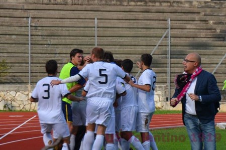 Il vice presidente Marco Romagnoli esulta in campo dopo un gol del Tolentino nel match della scorsa stagione contro la Biagio Nazzaro