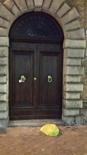 sacchetti conferiti in orari sbagliati