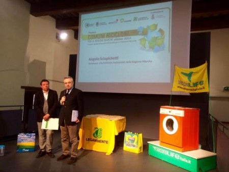 L'assessore regionale Angelo Sciapichetti ha premiato i Comuni ricicloni