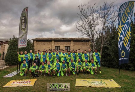 Foto di gruppo per lo Smile Bike Team
