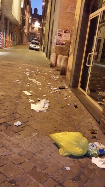 spazzatura in via garibaldi 2