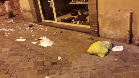 spazzatura in via garibaldi