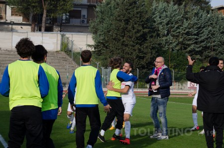 Mongiello festeggiato dai compagni dopo il gol del vantaggio