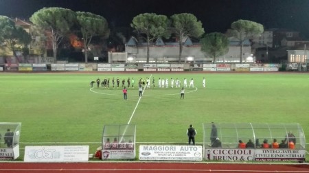Le due squadre al centro del campo prima del fischio d'inizio della gara di Coppa Italia