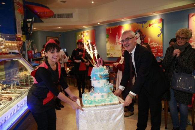 Barbara Strozzo festeggia i 30 anni di Tuttogelato con il sindaco Romano Carancini