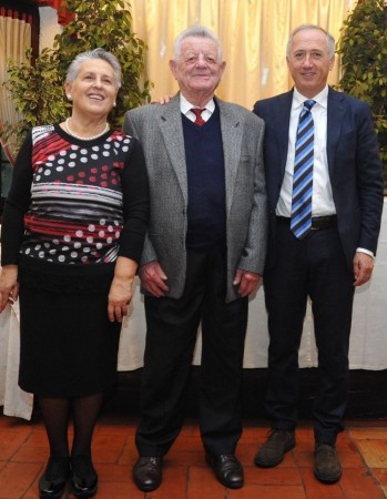 Al centro lo storico donatore 85enne Arduino Enriconi, insieme alla presidente Avis Floriana Crescimbeni e il sindaco Saltamartini