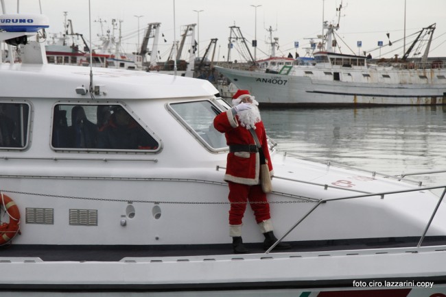 L'arrivo di Babbo Natale al porto