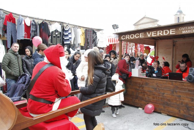 L'arrivo in piazza allo stand della Croce verde