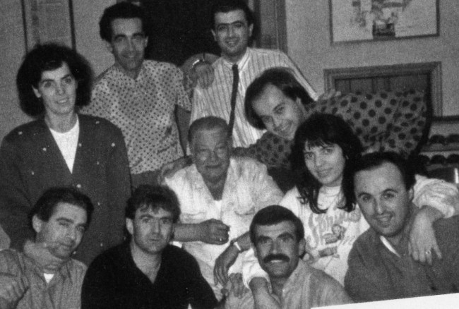 Enzo Pennucci (al centro) con la redazione di Radio Onda