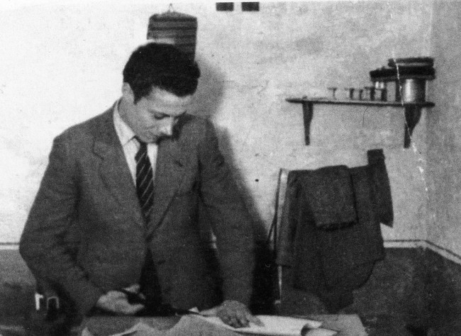 Enzo Pennucci al lavoro in sartoria (anni’50)