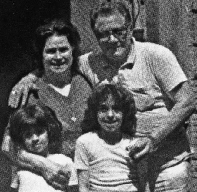 Enzo Pennucci con la moglie Pia e le nipoti