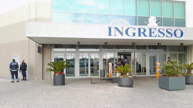 L'ingresso sul retro, a sinistra la porta da dove hanno preso il bancomat